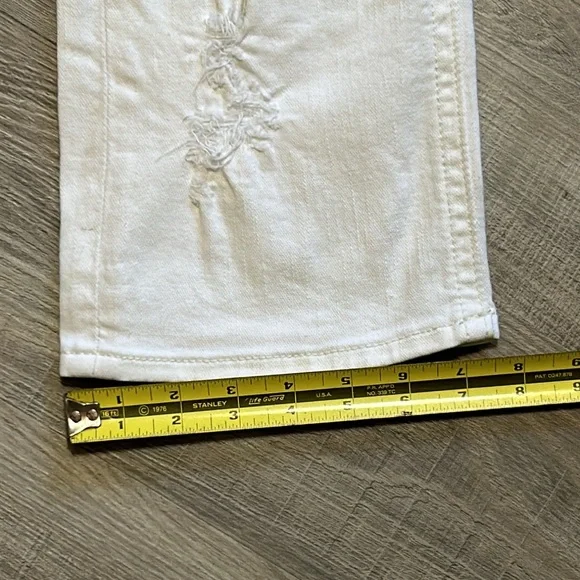 Woman’s Miss Me white distressed, signature capris - size 30 - Picture 15 of 16
